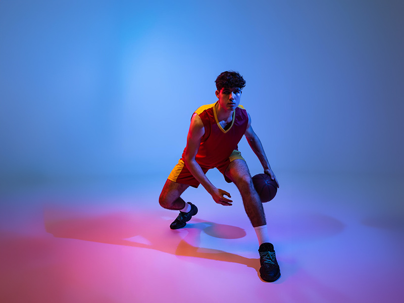 许诺秀黑丝长腿，并配文：有没身高196坐地铁不磕头的方法